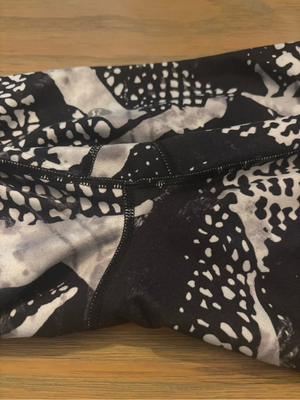 Lululemon Size 10 Black White Abstract Print Cropped Capri Leggings